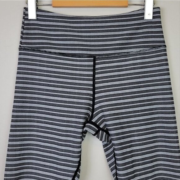 𝅺zyia Active Chevron Striped Crop Leggings High Rise Black White 6-8 - Picture 2 of 10